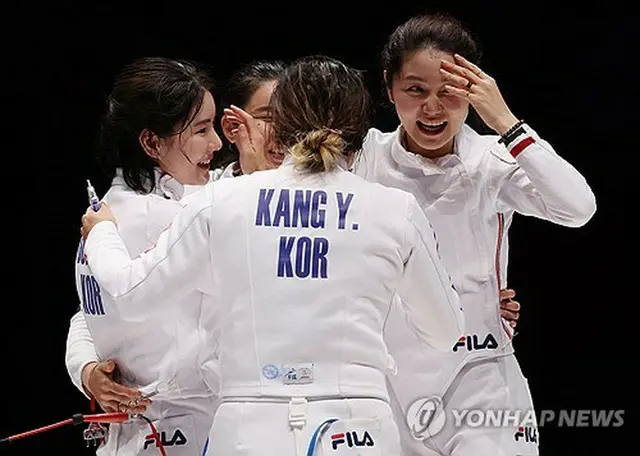 フェンシング女子エペ団体決勝で優勝し、抱き合う韓国代表＝２７日、杭州（聯合ニュース）