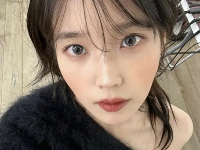 “恋人イ・ジョンソク”歌手IU、セクシーからラブリーまで…美しくない日がないね