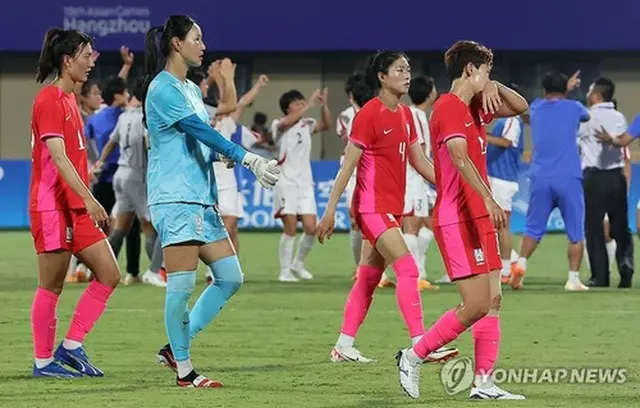 サッカー女子の準々決勝で北朝鮮に敗れ、肩を落とす韓国選手たち＝３０日、杭州（聯合ニュース）