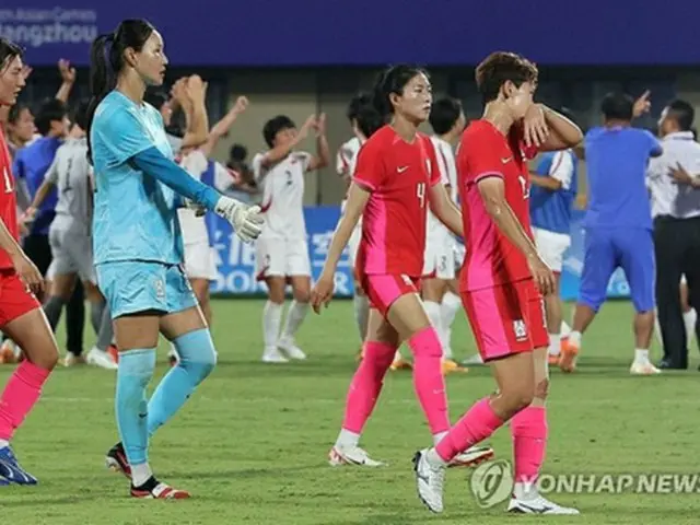 サッカー女子の準々決勝で北朝鮮に敗れ、肩を落とす韓国選手たち＝３０日、杭州（聯合ニュース）