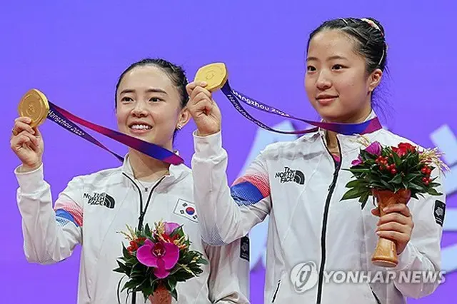 卓球女子ダブルスで金メダルに輝いた申裕斌（シン・ユビン、右）と田志希（チョン・ジヒ）＝２日、杭州（聯合ニュース）