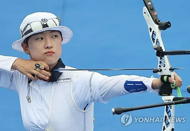 アーチェリー女子リカーブ個人準決勝で的を狙う安山＝３日、杭州（聯合ニュース）