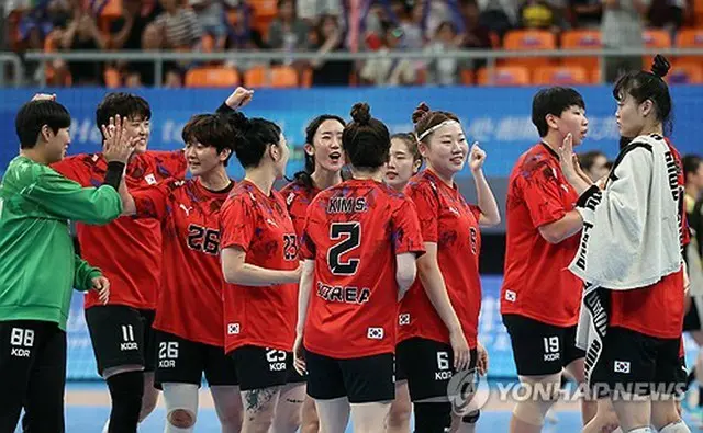 ハンドボール女子準決勝で勝利を収めた韓国。決勝では日本と対戦する＝３日、杭州（聯合ニュース）