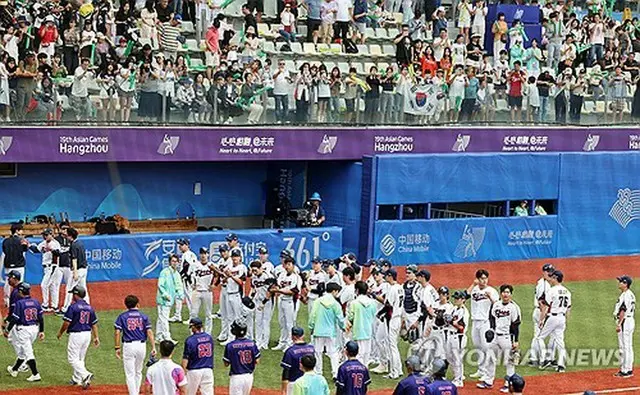 野球の２次リーグＢ組最終戦で韓国がタイを下し、上位リーグ進出を決めた＝３日、紹興（聯合ニュース）