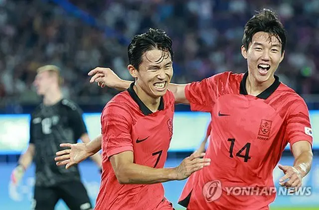 サッカー男子準決勝で韓国はウズベキスタンを２―１で破った。チョン・ウヨン（左）が２得点を挙げた＝４日、杭州（聯合ニュース）