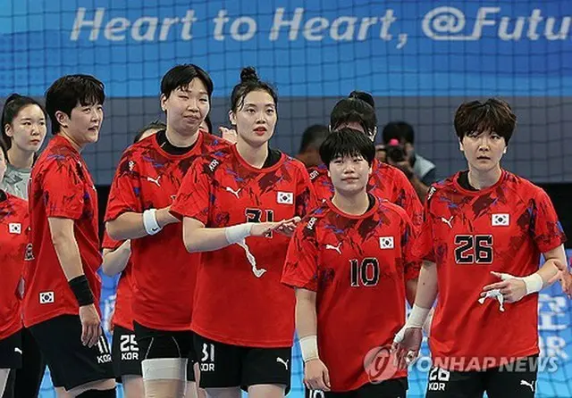 ハンドボール女子決勝で日本に敗れ、肩を落とす韓国代表＝５日、杭州（聯合ニュース）