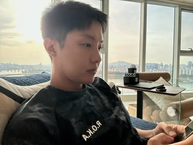 陸軍のTシャツを身に着けたＪ－ＨＯＰＥさん（Ｗｅｖｅｒｓｅより）＝（聯合ニュース）≪転載・転用禁止≫