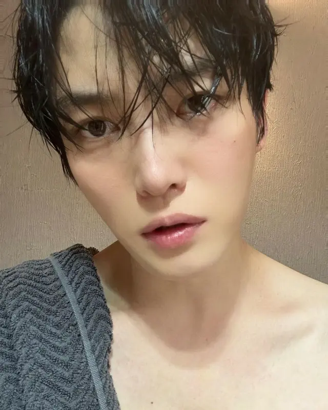 ジェジュン、半身浴後にまぶしい素顔公開