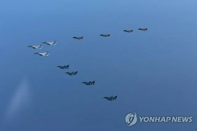 昨年１０月、北朝鮮の挑発直後に実施された共同訓練で飛行する米国と日本の戦闘機（米インド太平洋軍司令部提供）＝（聯合ニュース）≪転載・転用禁止≫