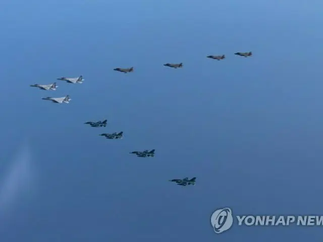 昨年１０月、北朝鮮の挑発直後に実施された共同訓練で飛行する米国と日本の戦闘機（米インド太平洋軍司令部提供）＝（聯合ニュース）≪転載・転用禁止≫