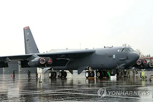 韓国空軍基地に着陸した米軍のＢ５２（国防部提供）＝（聯合ニュース）≪転載・転用禁止≫