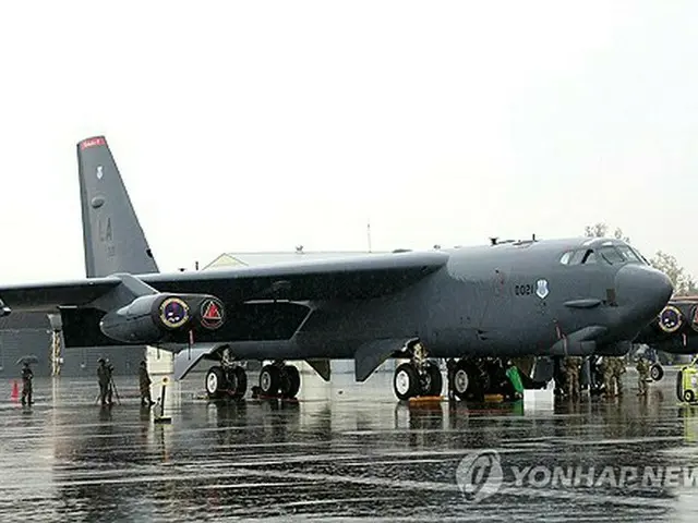 韓国空軍基地に着陸した米軍のＢ５２（国防部提供）＝（聯合ニュース）≪転載・転用禁止≫