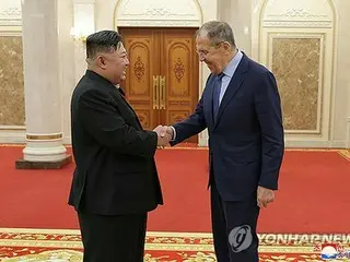 金正恩氏「未来志向のロ朝関係構築を」　ロシア外相と面会