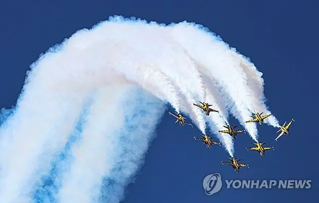 ソウルＡＤＥＸで曲芸飛行を披露する韓国空軍の特殊飛行チーム「ブラックイーグルス」＝２２日、城南（聯合ニュース）