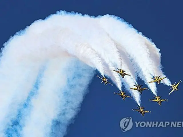 ソウルＡＤＥＸで曲芸飛行を披露する韓国空軍の特殊飛行チーム「ブラックイーグルス」＝２２日、城南（聯合ニュース）