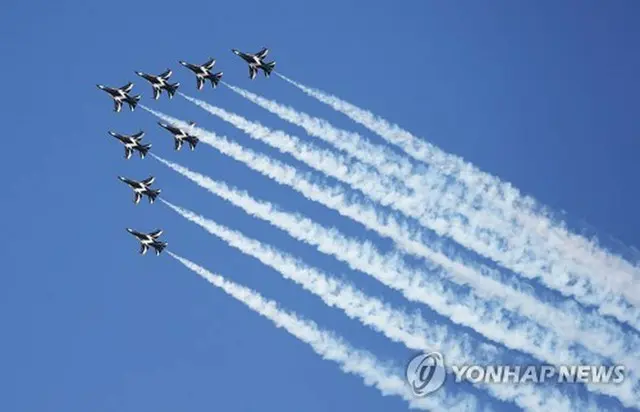 ２０１７年のＡＤＥＸで飛行する韓国空軍特殊飛行チーム「ブラックイーグルス」（資料写真）=（聯合ニュース）