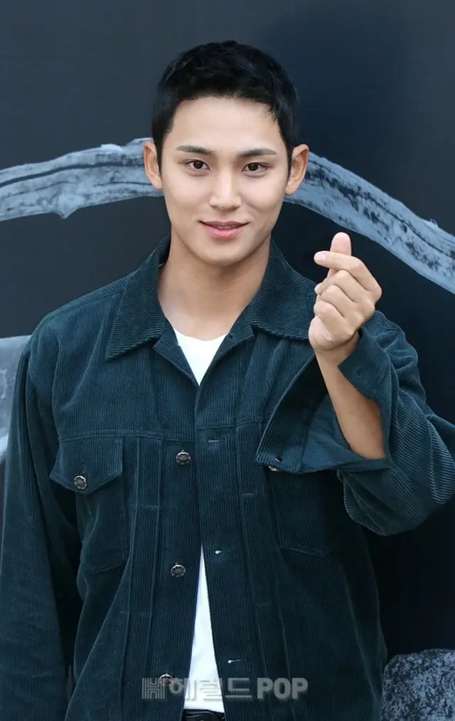 【フォト】「SEVENTEEN」MINGYU、コスメブランドのフラッグシップストアオープン記念イベントに参加…さわやかな指ハート