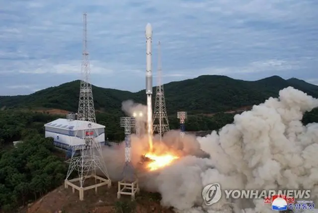 ５月３１日、北朝鮮の発射場で打ち上げられる衛星運搬ロケット「千里馬１」＝（朝鮮中央通信＝聯合ニュース）≪転載・転用禁止≫