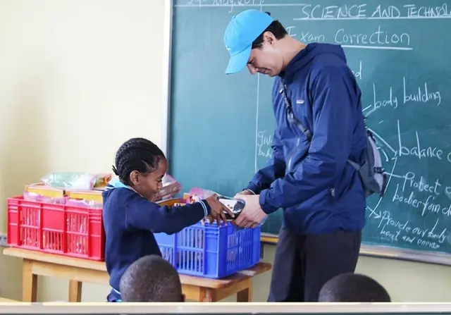 【公式】俳優チョ・インソン、タンザニアの学校へ賞金寄付2