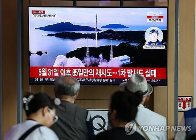 ８月２４日、ソウル駅の待合室のモニターに北朝鮮の「宇宙発射体」打ち上げのニュースが映し出されている＝（聯合ニュース）