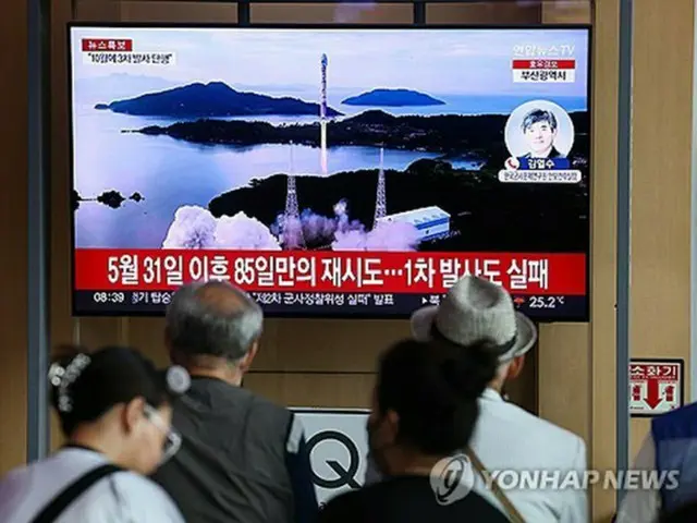 ８月２４日、ソウル駅の待合室のモニターに北朝鮮の「宇宙発射体」打ち上げのニュースが映し出されている＝（聯合ニュース）