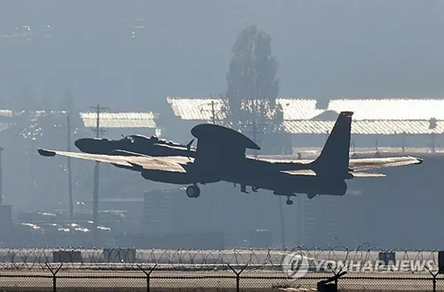 ２１日午前、韓国・ソウル近郊にある在韓米空軍の烏山基地から離陸する高高度偵察機Ｕ２Ｓ。北朝鮮は同日、２２日午前０時から１２月１日午前０時の間に「人工衛星」を打ち上げると日本に通報した＝２１日、平沢（聯合ニュース）