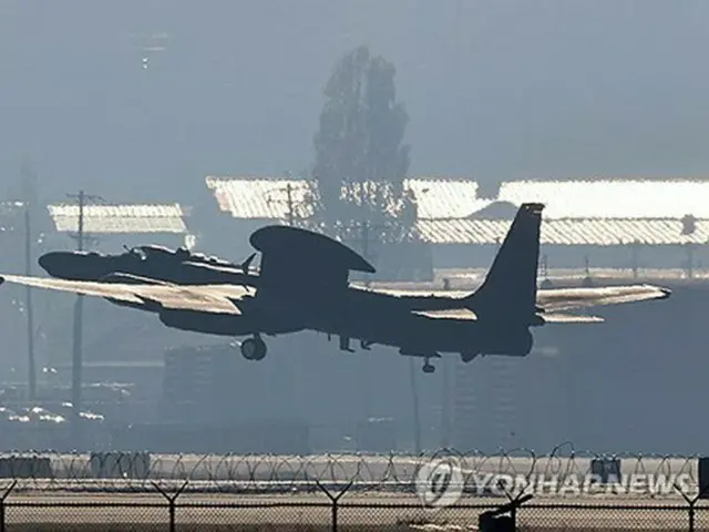 ２１日午前、韓国・ソウル近郊にある在韓米空軍の烏山基地から離陸する高高度偵察機Ｕ２Ｓ。北朝鮮は同日、２２日午前０時から１２月１日午前０時の間に「人工衛星」を打ち上げると日本に通報した＝２１日、平沢（聯合ニュース）