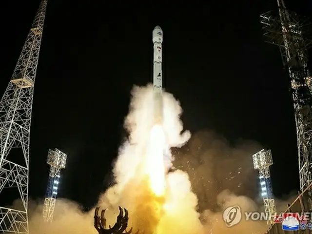 朝鮮中央通信は軍事偵察衛星「万里鏡１号」を搭載した新型運搬ロケット「千里馬１型」を打ち上げ、成功したと伝えた。発射台を飛び立つ千里馬１型＝（朝鮮中央通信＝聯合ニュース）≪転載・転用禁止≫