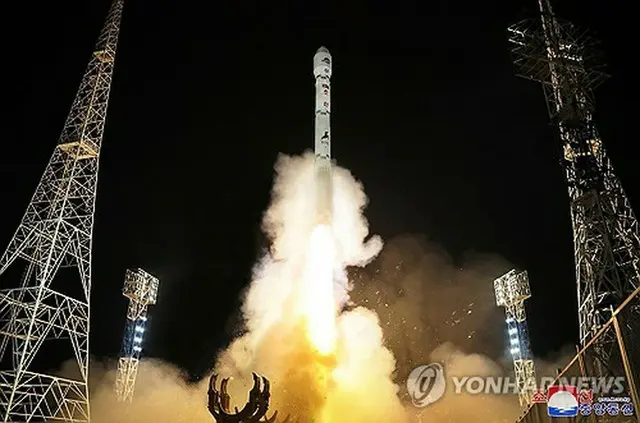 北朝鮮の朝鮮中央通信は２２日、国家航空宇宙技術総局が２１日夜に平安北道・東倉里にある西海衛星発射場から軍事偵察衛星「万里鏡１号」を搭載した新型運搬ロケット「千里馬１」を打ち上げ、成功したと伝えた。衛星を宇宙の軌道に正確に進入させたという。発射台を飛び立つ千里馬１＝（朝鮮中央通信＝聯合ニュース）≪転載・転用禁止≫