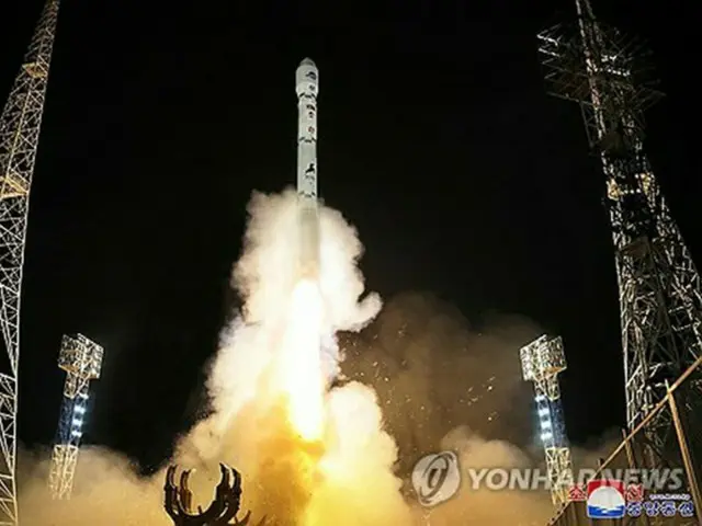 北朝鮮の朝鮮中央通信は２２日、国家航空宇宙技術総局が２１日夜に平安北道・東倉里にある西海衛星発射場から軍事偵察衛星「万里鏡１号」を搭載した新型運搬ロケット「千里馬１」を打ち上げ、成功したと伝えた。衛星を宇宙の軌道に正確に進入させたという。発射台を飛び立つ千里馬１＝（朝鮮中央通信＝聯合ニュース）≪転載・転用禁止≫