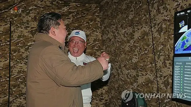 笑顔を浮かべる金正恩氏と金正植氏（朝鮮中央テレビの映像より）＝（聯合ニュース）≪転載・転用禁止≫