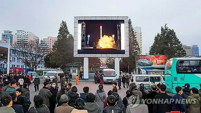 軍事偵察衛星「万里鏡１号」の打ち上げを伝えるニュースを見る北朝鮮の住民＝（朝鮮中央通信＝聯合ニュース）≪転載・転用禁止≫