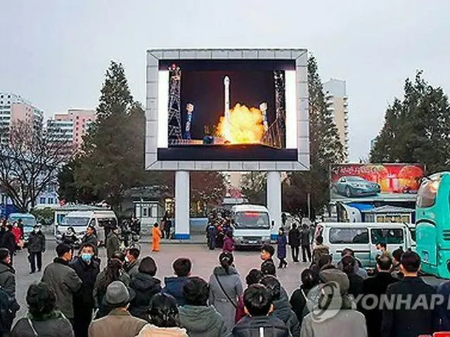 軍事偵察衛星「万里鏡１号」の打ち上げを伝えるニュースを見る北朝鮮の住民＝（朝鮮中央通信＝聯合ニュース）≪転載・転用禁止≫