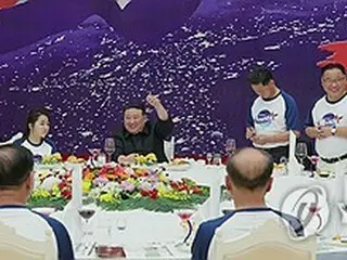 衛星発射成功を祝う宴会　金正恩一家も勢ぞろい=出席者はおそろいＴシャツ