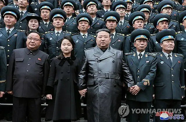 朝鮮中央通信は２４日、金正恩氏が前日に国家航空宇宙技術総局を訪問したと伝えた。娘のジュエ氏、科学者や技術者らとともに記念写真に納まる金正恩（前列中央）＝（朝鮮中央通信＝聯合ニュース）≪転載・転用禁止≫