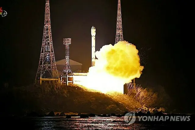 北朝鮮は２１日午後１０時４２分ごろに北西部の平安北道鉄山郡の西海衛星発射場から、偵察衛星「万里鏡１号」を搭載した新型衛星運搬ロケット「千里馬１型」を発射したと発表した（朝鮮中央テレビの映像より）＝（聯合ニュース）≪転載・転用禁止≫