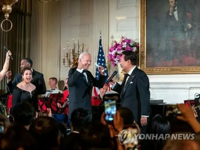 「アメリカン・パイ」を熱唱する尹大統領（右、資料写真）＝（聯合ニュース）