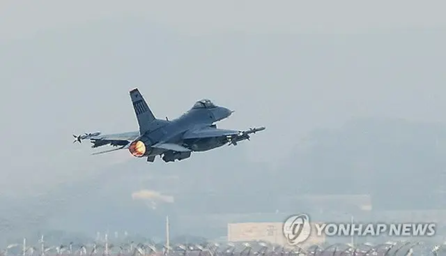 ソウル近郊にある在韓米空軍の烏山基地を離陸する戦闘機Ｆ１６＝（聯合ニュース）