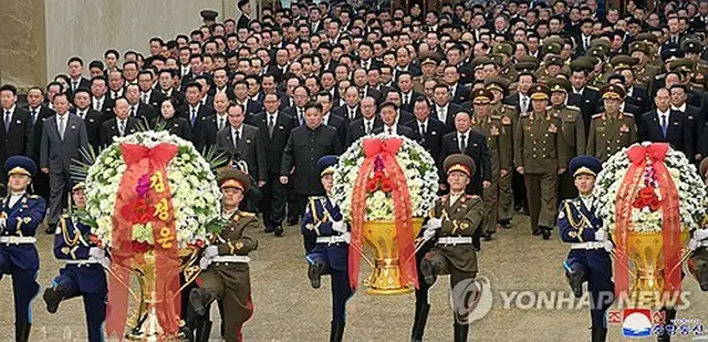 朝鮮中央通信によると、金正恩氏は１６日、金正日氏らの遺体が安置されている平壌の錦繍山太陽宮殿を参拝した（朝鮮中央通信）＝（聯合ニュース）≪転載・転用禁止≫