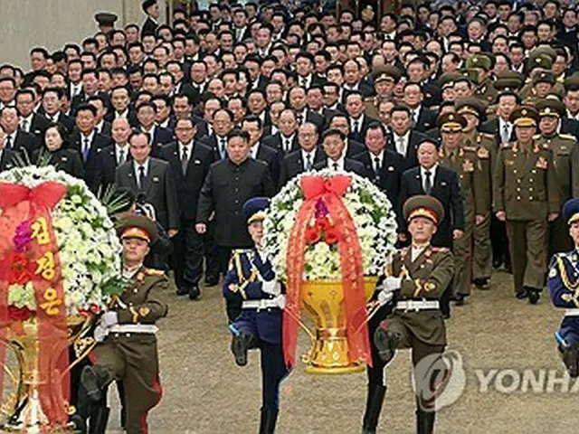 朝鮮中央通信によると、金正恩氏は１６日、金正日氏らの遺体が安置されている平壌の錦繍山太陽宮殿を参拝した（朝鮮中央通信）＝（聯合ニュース）≪転載・転用禁止≫