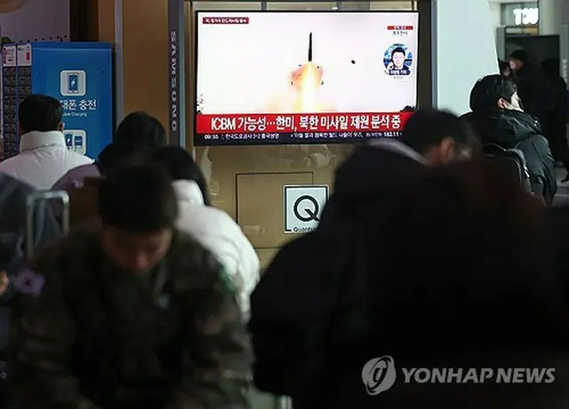 １８日午前の韓国・ソウル駅の様子。北朝鮮によるＩＣＢＭ級弾道ミサイル発射のニュースが流れている＝（聯合ニュース）