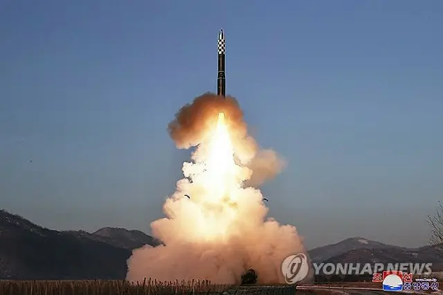 北朝鮮は１８日に金正恩国務委員長の立ち会いの下、固体燃料式の新型ＩＣＢＭ「火星１８」の発射訓練を実施した。朝鮮中央通信が１９日報じた＝（朝鮮中央通信＝聯合ニュース）≪転載・転用禁止≫