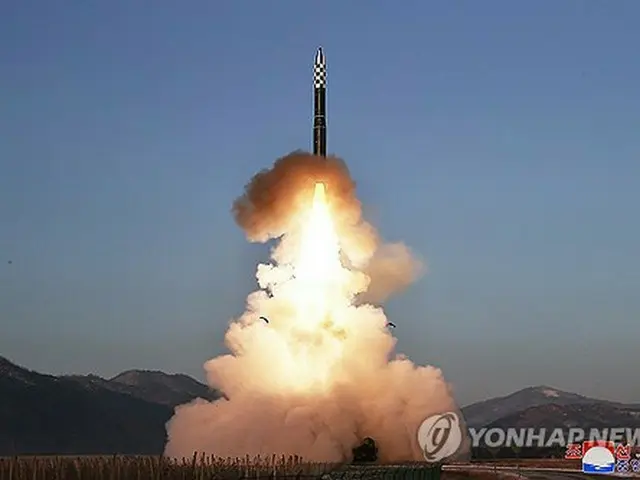 北朝鮮は１８日に金正恩国務委員長の立ち会いの下、固体燃料式の新型ＩＣＢＭ「火星１８」の発射訓練を実施した。朝鮮中央通信が１９日報じた＝（朝鮮中央通信＝聯合ニュース）≪転載・転用禁止≫