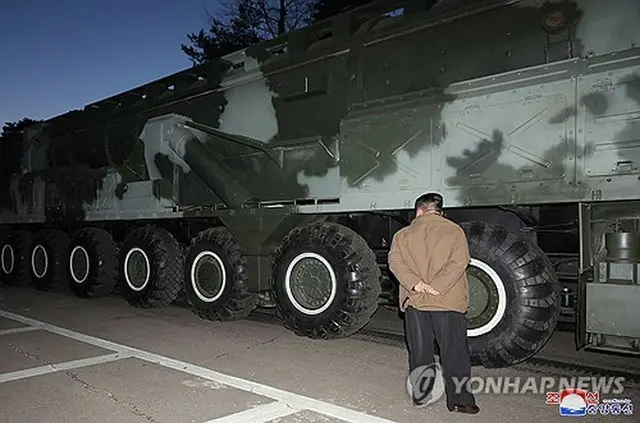 北朝鮮は１８日に金正恩国務委員長の立ち会いの下、固体燃料式の新型ＩＣＢＭ「火星１８」の発射訓練を実施した。朝鮮中央通信が１９日報じた＝（朝鮮中央通信＝聯合ニュース）≪転載・転用禁止≫