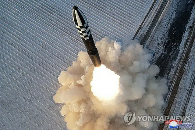 朝鮮中央通信は１９日、固体燃料式の新型大陸間弾道ミサイル（ＩＣＢＭ）「火星１８」の発射訓練が前日に実施され、金正恩氏が立ち会ったと報じた＝（朝鮮中央通信＝聯合ニュース）≪転載・転用禁止≫