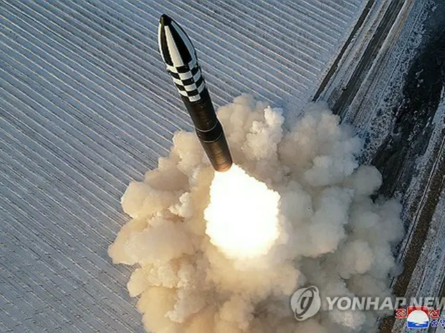 朝鮮中央通信は１９日、固体燃料式の新型大陸間弾道ミサイル（ＩＣＢＭ）「火星１８」の発射訓練が前日に実施され、金正恩氏が立ち会ったと報じた＝（朝鮮中央通信＝聯合ニュース）≪転載・転用禁止≫