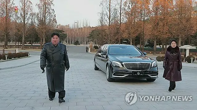 金正恩氏は１８日の大陸間弾道ミサイル（ＩＣＢＭ）「火星１８」発射訓練に参加したミサイル総局の部隊を激励するため、２０日に同部隊を党中央委員会本部に呼んだ。朝鮮中央テレビが２１日に伝えた。金正恩氏（左）と娘のジュエ氏（同テレビの映像より）＝（聯合ニュース）≪転載・転用禁止≫