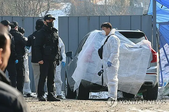 俳優イ・ソンギュンさん（４８）が２７日午前、ソウルの公園に停車中の車内で遺体で見つかった。助手席からは着火炭１点が発見された。現場で鑑識活動をする警察官ら＝（聯合ニュース）