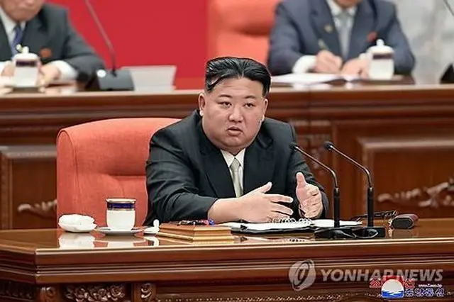 北朝鮮の朝鮮中央通信は３１日、前日の党中央委員会総会最終日の様子を報じた。会議に出席した金正恩氏＝（朝鮮中央通信＝聯合ニュース）≪転載・転用禁止≫