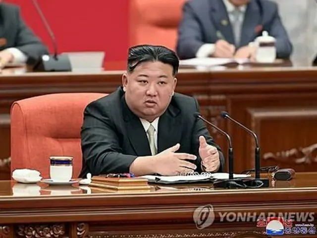 北朝鮮の朝鮮中央通信は３１日、前日の党中央委員会総会最終日の様子を報じた。会議に出席した金正恩氏＝（朝鮮中央通信＝聯合ニュース）≪転載・転用禁止≫